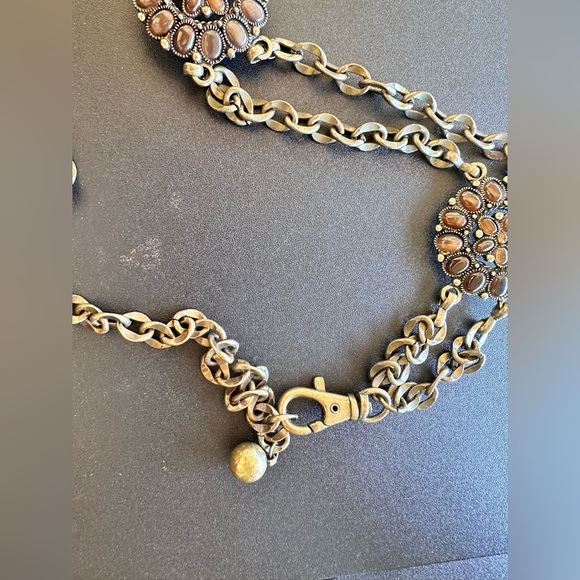Brass tone flower belt with brown rims tones. Lobster clasp closure. - Picture 4 of 6